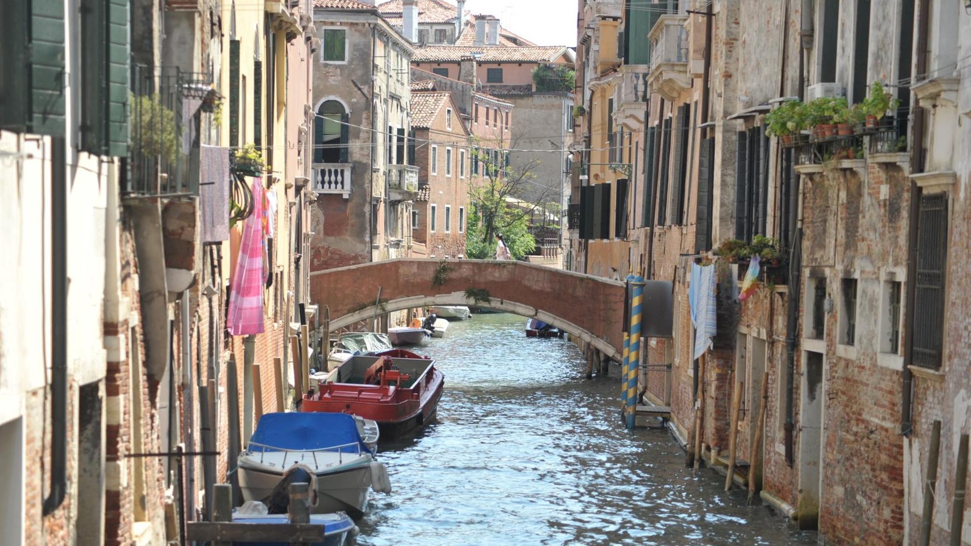 Häuser und ein kleiner Kanal mit Booten im jüdischen Viertel nahe dem Platz Campo de Gheto Novo in Venedig Häuser und ein kleiner Kanal mit Booten im jüdischen Viertel nahe dem Platz Campo de Gheto Novo in Venedig