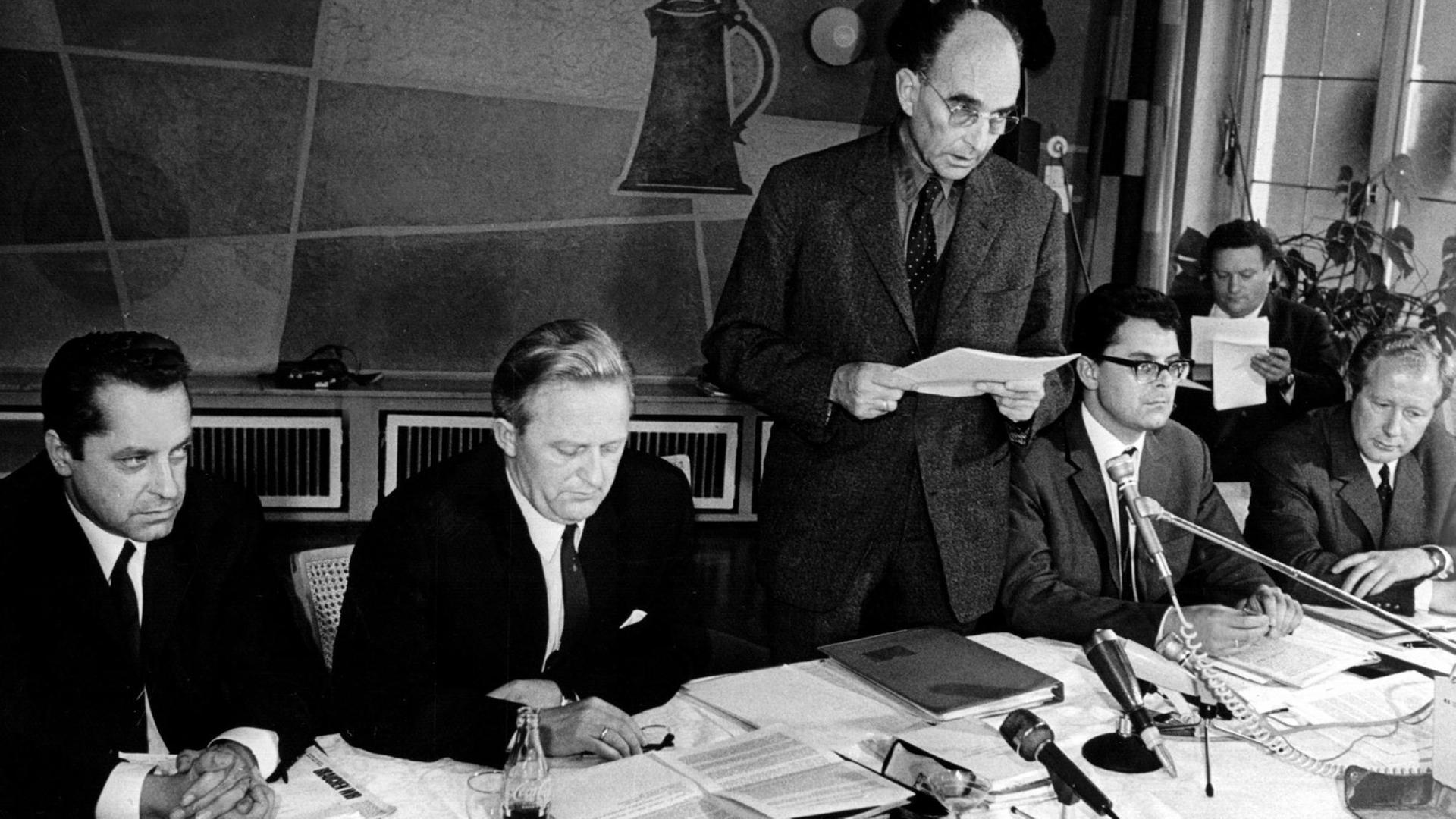 (l-r): Josef Mayer, Kurt Erlebach, Kurt Bachmann, Georg Polikeit und Ludwig Müller während der Pressekonferenz am 26. September 1968 in Frankfurt am Main, auf der die Gründung der "Deutschen Kommunistischen Partei" bekanntgegeben wurde. Ein aus 30 Männern und Frauen bestehender Bundesausschuß gab die Gründung der DKP bekannt und bekannte sich zu den im Grundgesetz der Bundesrepublik verankerten Grundsätzen und Grundrechten | Verwendung weltweit (l-r): Josef Mayer, Kurt Erlebach, Kurt Bachmann, Georg Polikeit und Ludwig Müller während der Pressekonferenz am 26. September 1968 in Frankfurt am Main, auf der die Gründung der "Deutschen Kommunistischen Partei" bekanntgegeben wurde. Ein aus 30 Männern und Frauen bestehender Bundesausschuß gab die Gründung der DKP bekannt und bekannte sich zu den im Grundgesetz der Bundesrepublik verankerten Grundsätzen und Grundrechten | Verwendung weltweit