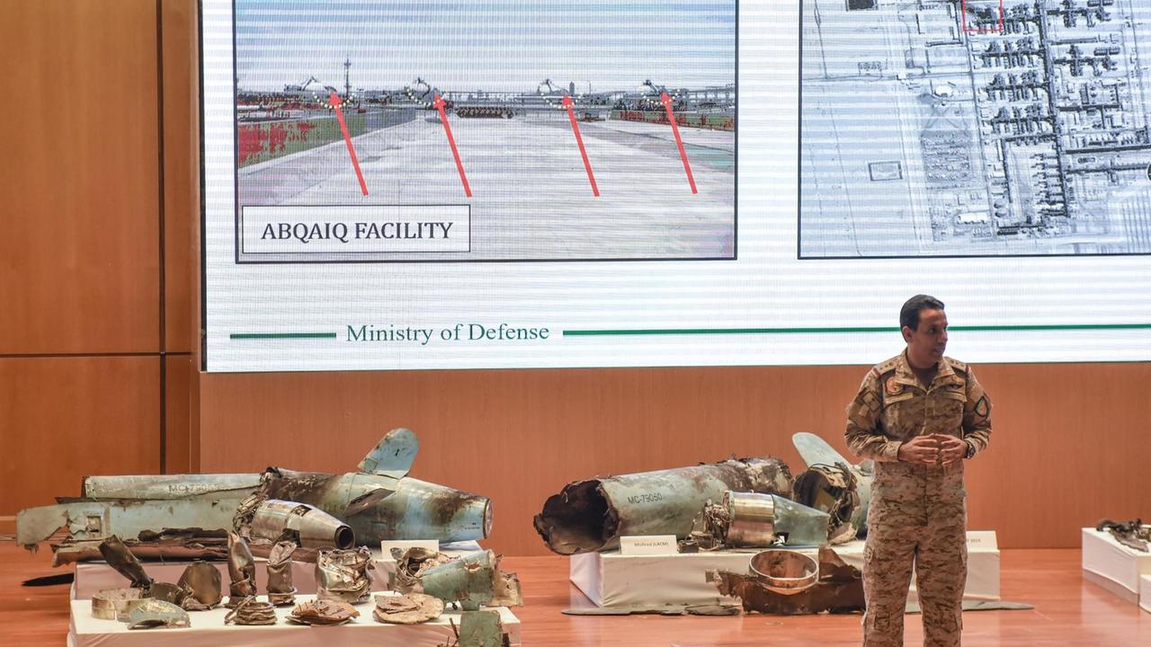 Der Sprecher des saudischen Verteidigungsministeriums, Oberst Turki bin Saleh al-Malki, zeigt während einer Pressekonferenz in Riad am 18. September 2019 Teile von vermeintlichen iranischen Marschflugkörpern und Drohnen, die vorm Angriffsort, den Khurais Ölfeld, geborgen wurden. 