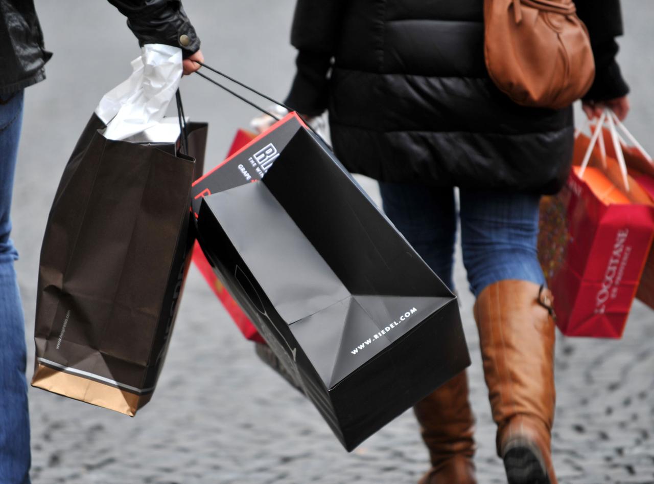 Passanten tragen in der Münchner Innenstadt ihre Einkäufe. Passanten tragen in der Münchner Innenstadt ihre Einkäufe.