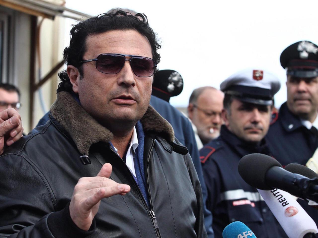 Former captain of the wrecked cruise ship "Costa Concordia" Speaking to reporters in Kiglio.