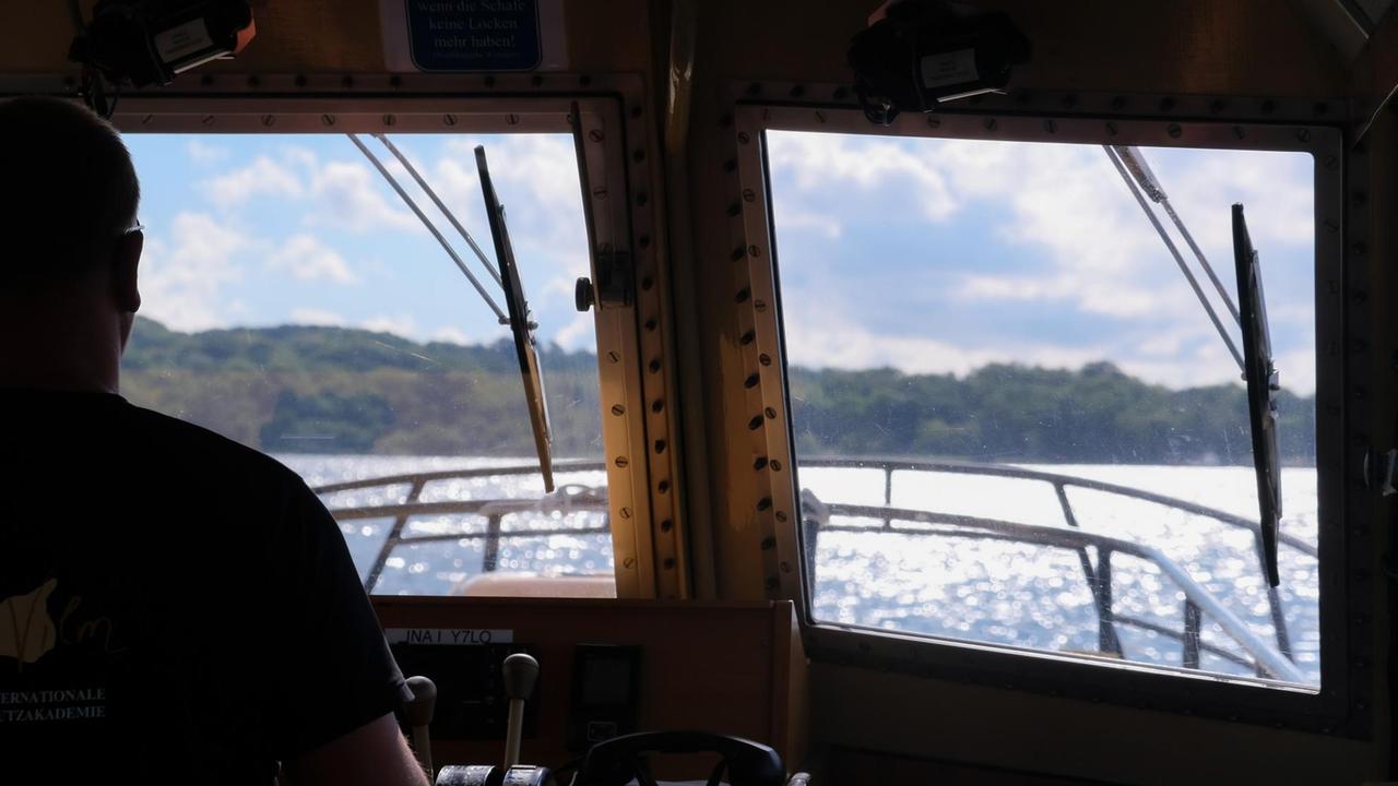 Blick durch das Fenster der Fähre zur Insel Vilm Blick durch das Fenster der Fähre zur Insel Vilm