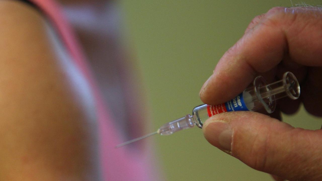 Ein Arzt impft eine Patientin. Ein Arzt impft eine Patientin.
