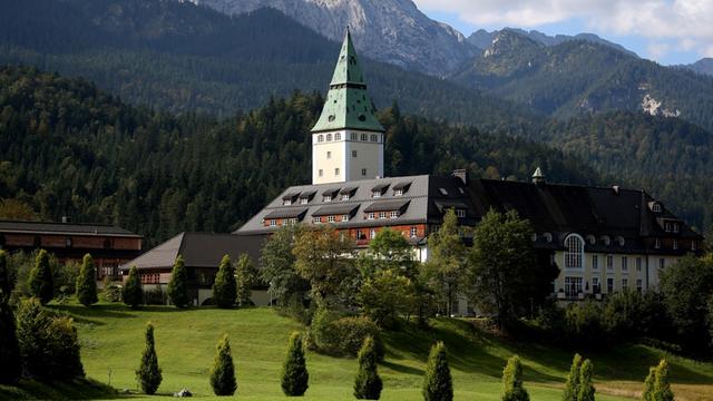 Eine Außenansicht des Schloss Elmau, aufgenommen am 15.09.2014 in Elmau in der Nähe von Krün und Mittenwald (Bayern). Hier findet vom 04. bis 05.06.2015 der G8-Gipfel statt.