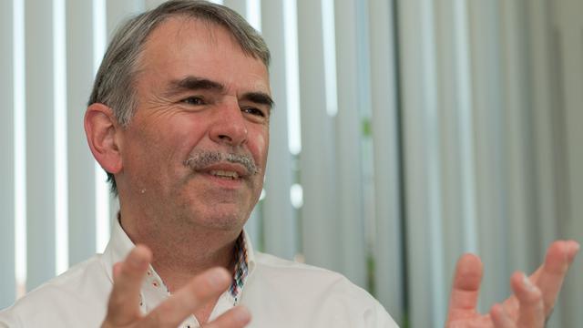 Gustl Mollath gestikuliert am 05.09.2013 in Nürnberg während eines Interviews im Büro der Deutschen Pressagentur.
