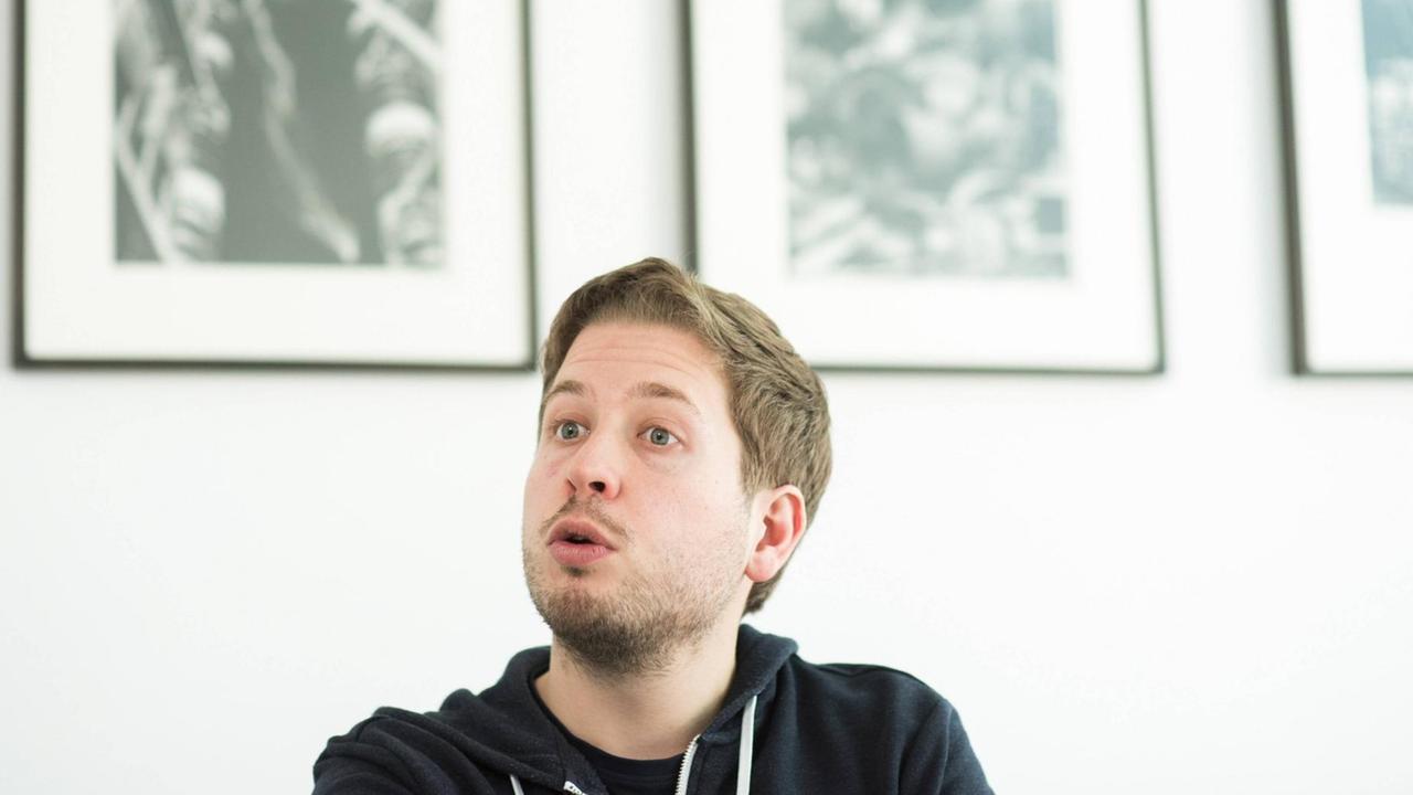 Kevin Kühnert guckt erstaunt in die Luft Kevin Kühnert guckt erstaunt in die Luft