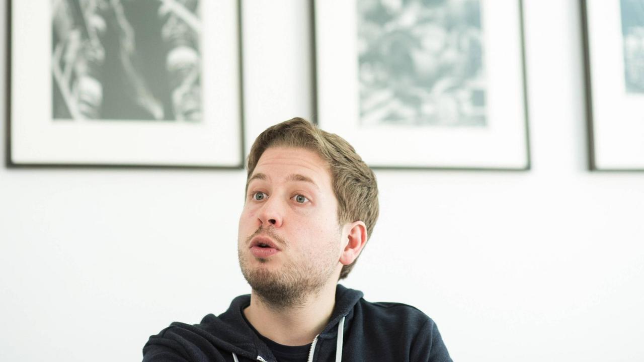 Kevin Kühnert guckt erstaunt in die Luft Kevin Kühnert guckt erstaunt in die Luft