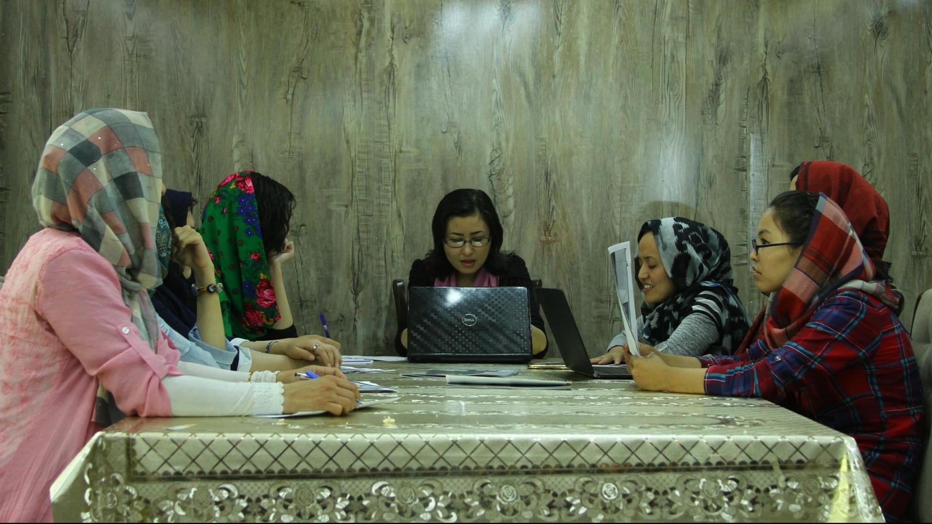 Die Redaktion von Gellarah, einem Magazin für afghanische Frauen