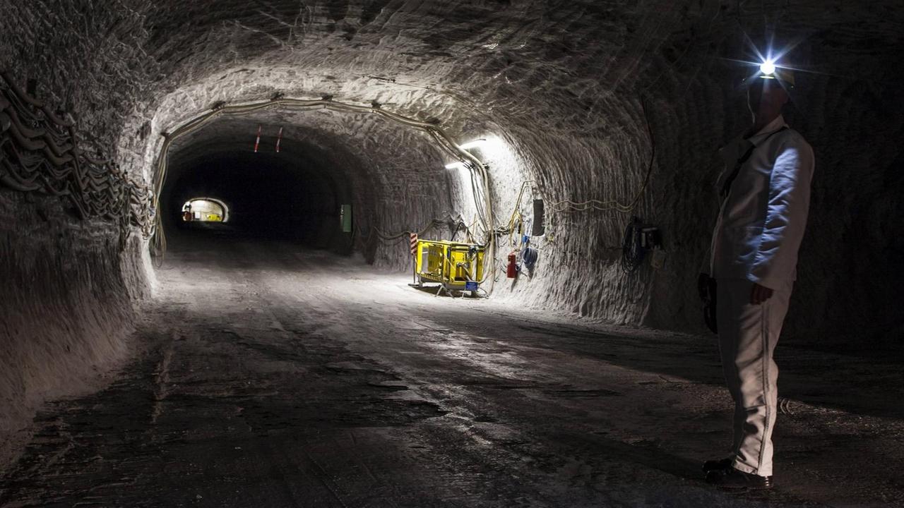 Eine Person mit Stirnlampe steht in einem Stollen des Erkundungsbergwerk Gorleben Eine Person mit Stirnlampe steht in einem Stollen des Erkundungsbergwerk Gorleben