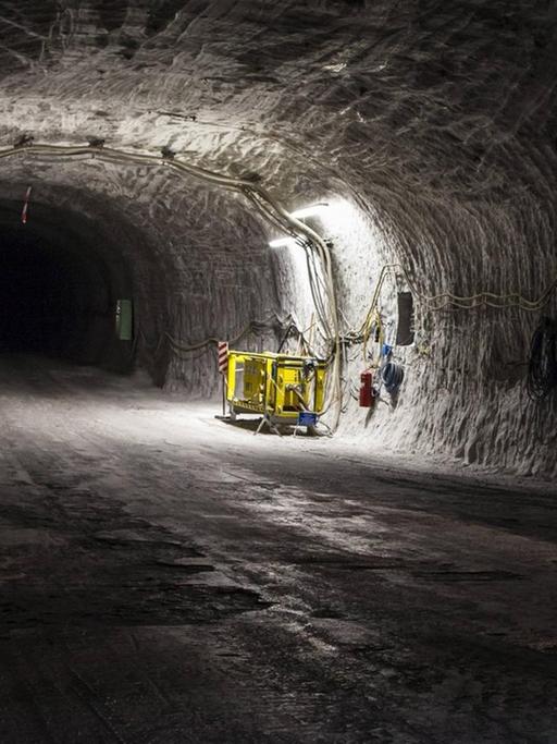 Eine Person mit Stirnlampe steht in einem Stollen des Erkundungsbergwerk Gorleben