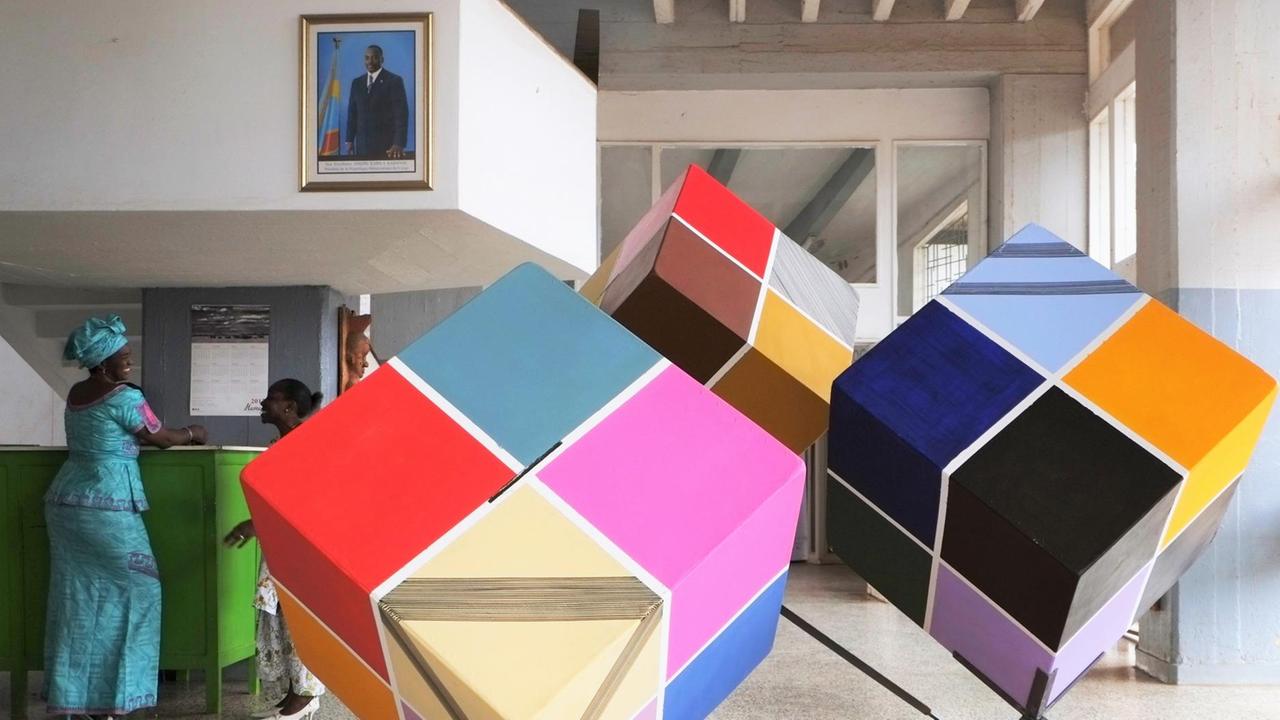 Der Eingang des "Musée national de Lubumbashi" mit einem Foto von Präsident Kabila. Im Vordergrund sind große, bunte Würfel als Kunst-Installation. Der Eingang des "Musée national de Lubumbashi" mit einem Foto von Präsident Kabila. Im Vordergrund sind große, bunte Würfel als Kunst-Installation.