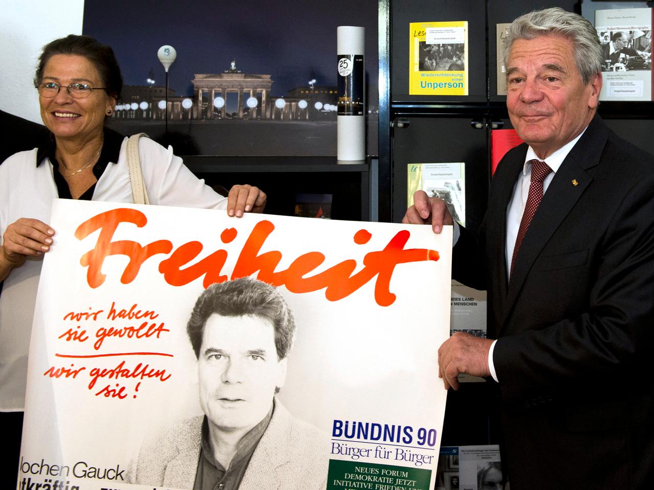Ulrike Poppe bei einem gemeinsamen Auftritt mit Bundespräsident Joachim Gauck im Juni 2014. Ulrike Poppe bei einem gemeinsamen Auftritt mit Bundespräsident Joachim Gauck im Juni 2014.