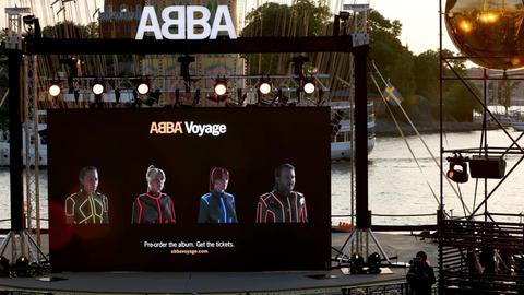 Auf einem Bildschirm sind die Avatare der schwedischen Popgruppe ABBA zu sehen.