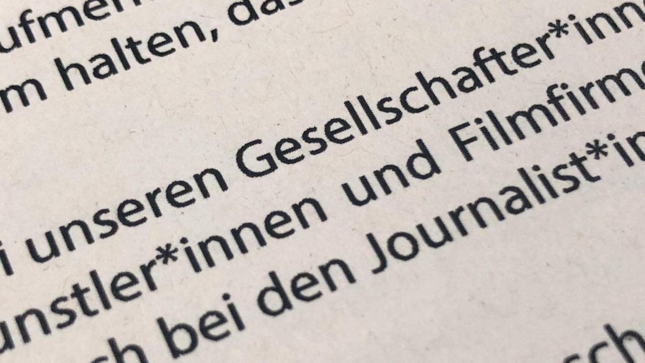 In einem gedruckten Grußwort zur Berlinale sind mehrmals Gendersternchen zu sehen. Foto: Jörg Carstensen/dpa In einem gedruckten Grußwort zur Berlinale sind mehrmals Gendersternchen zu sehen. Foto: Jörg Carstensen/dpa