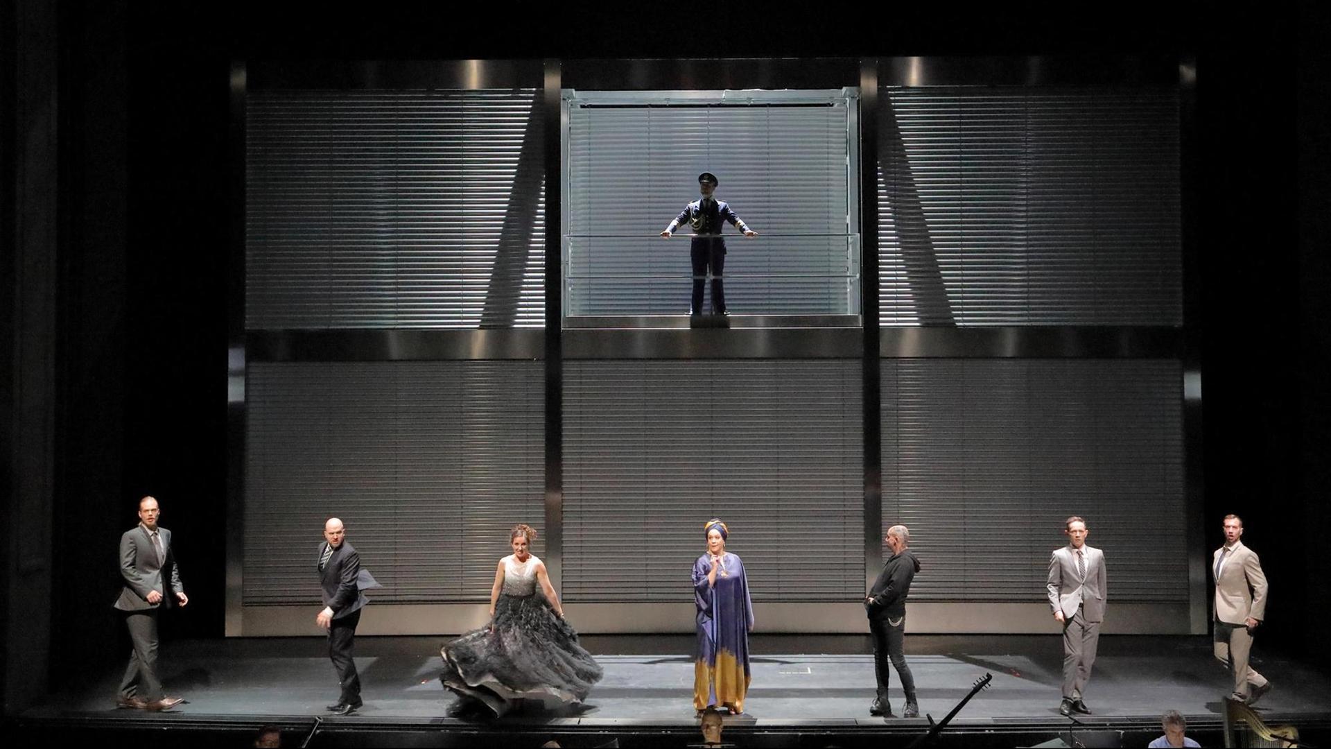 Bühnentotale mit Ensemble der Opernaufführung "Agrippina" von Georg Friedrich Händel in der Inszenierung von Barrie Kosky an der Bayrischen Staatsoper Bühnentotale mit Ensemble der Opernaufführung "Agrippina" von Georg Friedrich Händel in der Inszenierung von Barrie Kosky an der Bayrischen Staatsoper