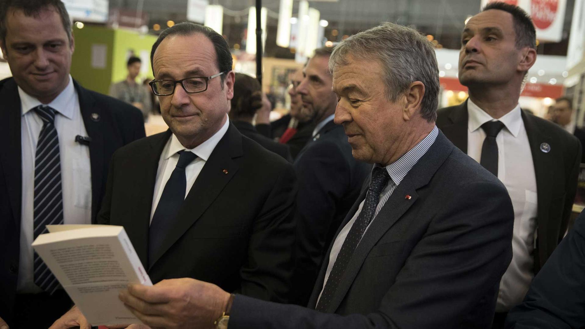 Der französische Präsident Francois Hollande mit dem Verleger Antoine Gallimard auf der Pariser Buchmesse im März 2017. Der französische Präsident Francois Hollande mit dem Verleger Antoine Gallimard auf der Pariser Buchmesse im März 2017.