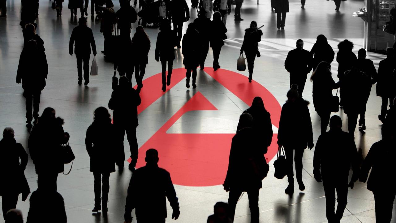 Logo der Bundesagentur für Arbeit mit Menschenmenge. Logo der Bundesagentur für Arbeit mit Menschenmenge.