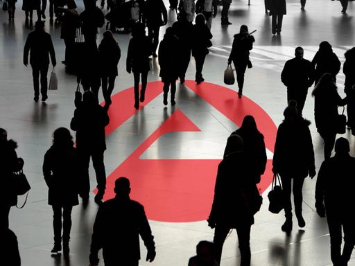 Logo der Bundesagentur für Arbeit mit Menschenmenge