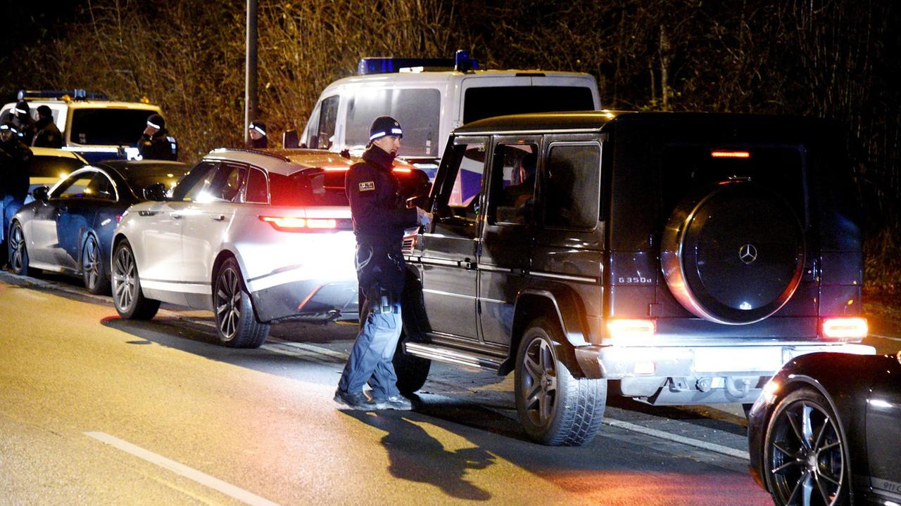Polizeibeamte kontrollieren bei einer Hochzeitsfeier zweier Familienclans in Mülheim an der Ruhr Fahrzeuge. Polizeibeamte kontrollieren bei einer Hochzeitsfeier zweier Familienclans in Mülheim an der Ruhr Fahrzeuge.
