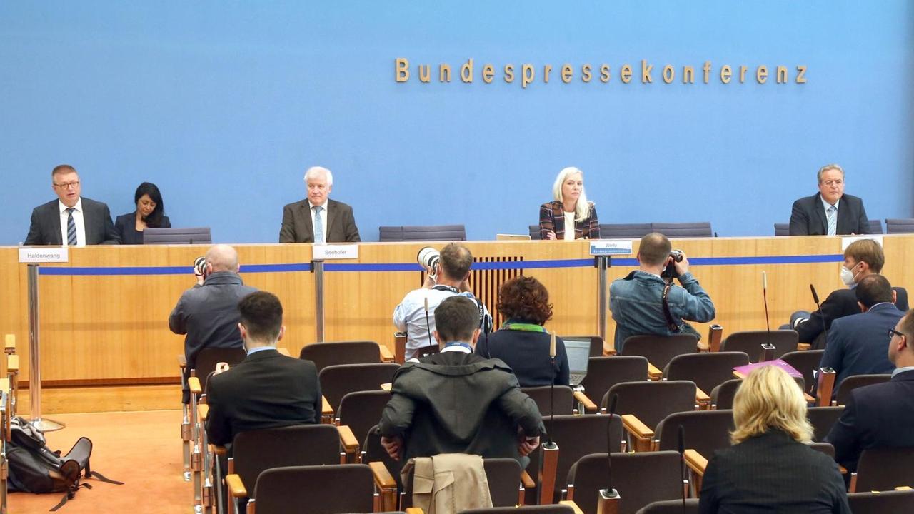 Thomas Haldenwang (l-r), Präsident des Bundesamtes für Verfassungsschutz, Horst Seehofer (CSU), Bundesinnenminister, Ute Welty, BPK, Dieter Romann, Präsident des Bundespolizeipräsidiums, und Holger Münch, Präsident des Bundeskriminalamtes, nehmen vor Journalisten der Bundespressekonferenz Thomas Haldenwang (l-r), Präsident des Bundesamtes für Verfassungsschutz, Horst Seehofer (CSU), Bundesinnenminister, Ute Welty, BPK, Dieter Romann, Präsident des Bundespolizeipräsidiums, und Holger Münch, Präsident des Bundeskriminalamtes, nehmen vor Journalisten der Bundespressekonferenz