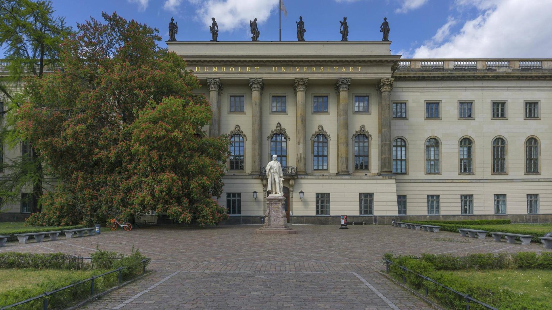 Blick auf den Platz vor der Humboldt-Universität im Sommer 2020 Blick auf den Platz vor der Humboldt-Universität im Sommer 2020