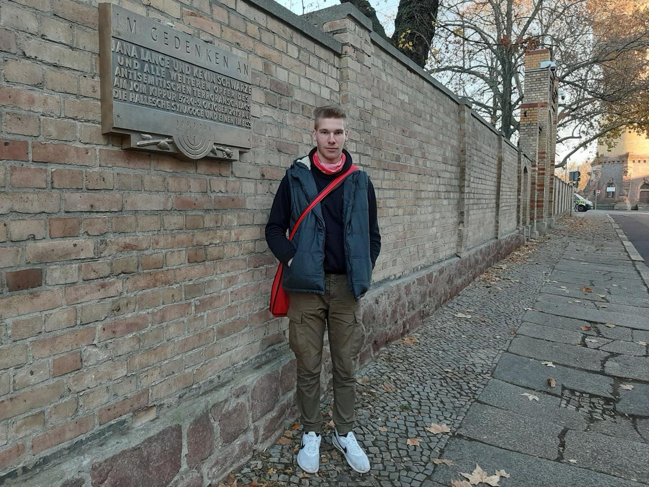Max Hirsch steht vor einer Gedenktafel die an jüdische Bürger, die den 2. Weltkrieg nicht überlebten, erinnert. Max Hirsch steht vor einer Gedenktafel die an jüdische Bürger, die den 2. Weltkrieg nicht überlebten, erinnert.
