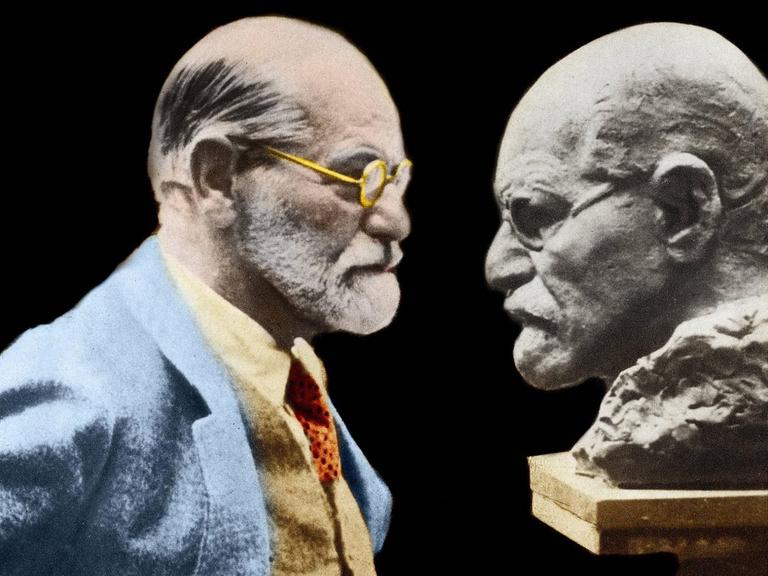 Ein nachkolorierte Aufnahme von Sigmund Freud (1856-1939), der auf seine eigene Büste des Bildhauers Oscar Nemon im Jahr 1931 blickt.