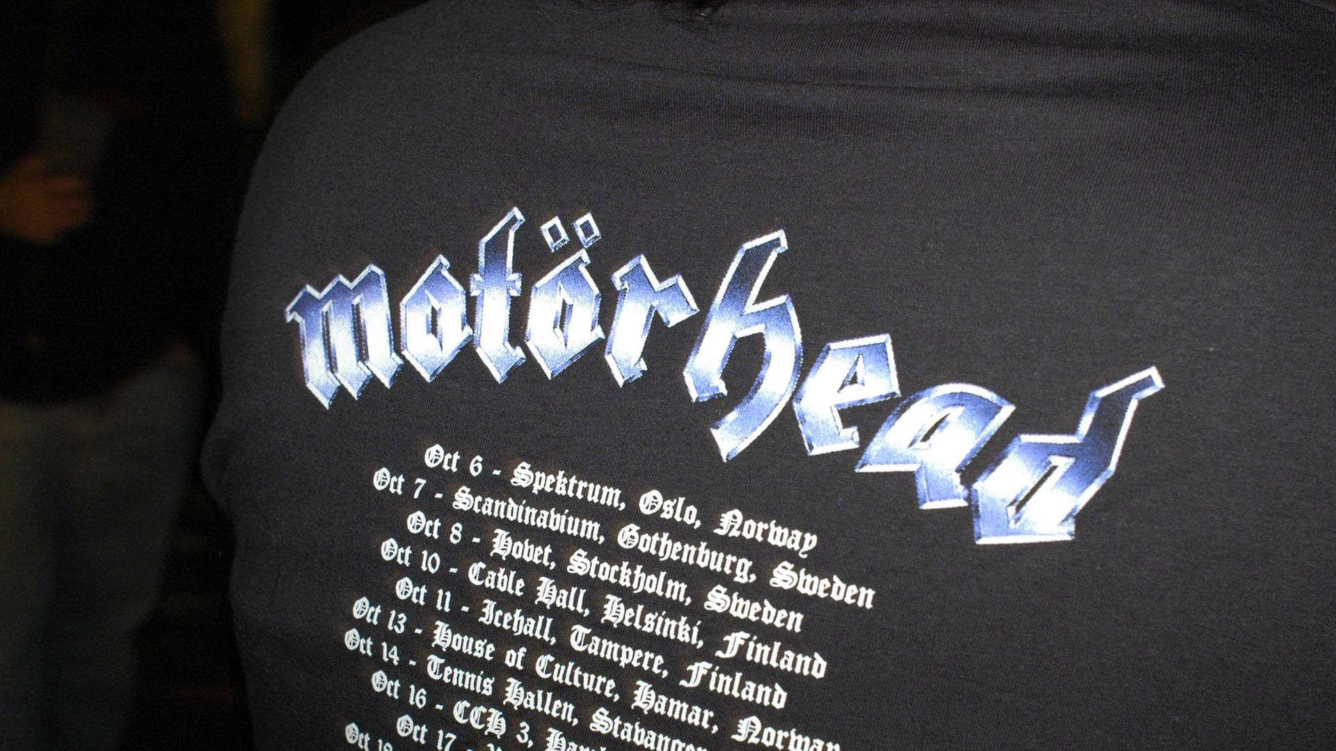 T-Shirt der Band "Motörhead" mit aufgedruckten Tourdaten T-Shirt der Band "Motörhead" mit aufgedruckten Tourdaten