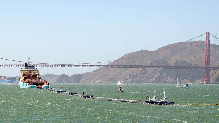Das erste schwimmende Abfallsammelgerät "The Ocean Cleanup" in San Francisco