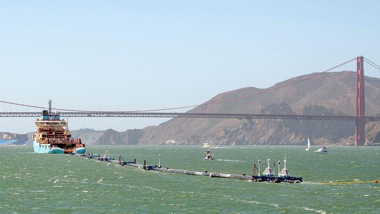 Das erste schwimmende Abfallsammelgerät "The Ocean Cleanup" in San Francisco Das erste schwimmende Abfallsammelgerät "The Ocean Cleanup" in San Francisco