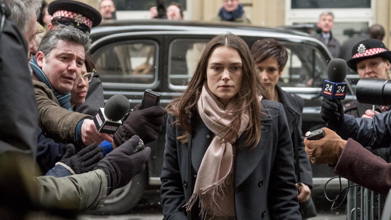 In der Filmszene geht Keira Knightley durch eine Gruppe von Journalisten. In der Filmszene geht Keira Knightley durch eine Gruppe von Journalisten.