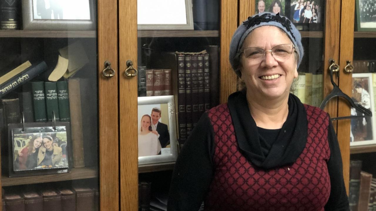 Die Israelin Smadar Hermon bemängelt die soziale Gerechtigkeit in Israel. "Die Kluft zwischen Armen und sehr Reichen ist groß", sagt die ultra-orthodoxe Frau.