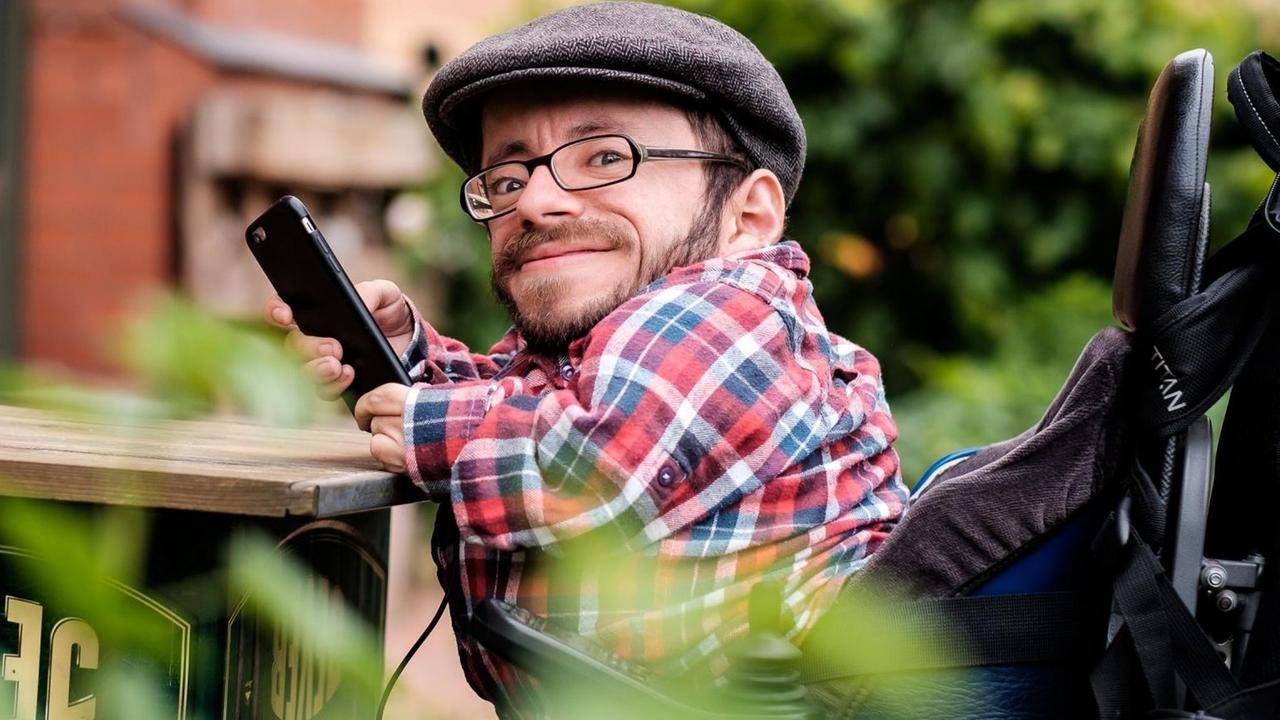 Der Inklusions-Aktivist, Blogger, Autor und Kommunikationswirt Raul Krauthausen Der Inklusions-Aktivist, Blogger, Autor und Kommunikationswirt Raul Krauthausen