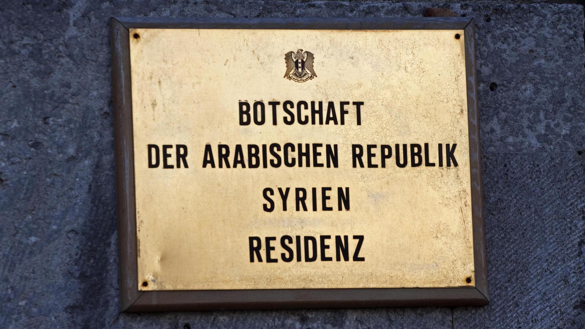 Schild der Botschaft der Arabischen Republik Syrien, Residenz in Berlin | Verwendung weltweit, Keine Weitergabe an Wiederverkäufer. Schild der Botschaft der Arabischen Republik Syrien, Residenz in Berlin | Verwendung weltweit, Keine Weitergabe an Wiederverkäufer.