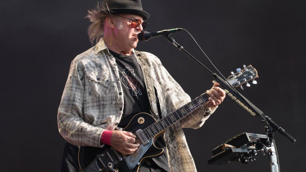 Der Sänger und Gitarrist Neil Young bei einem Konzert im Londoner Hyde Park 2019.