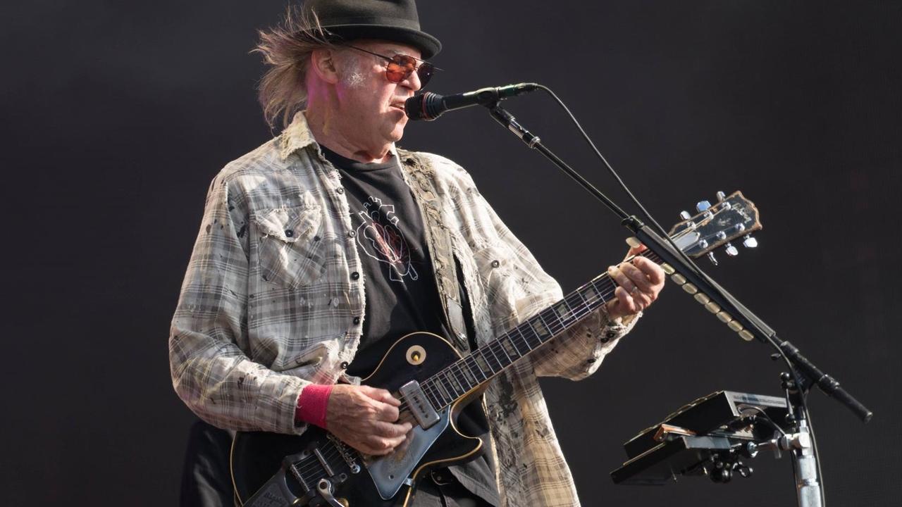 Der Sänger und Gitarrist Neil Young bei einem Konzert im Londoner Hyde Park 2019. Der Sänger und Gitarrist Neil Young bei einem Konzert im Londoner Hyde Park 2019.