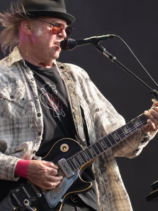 Der Sänger und Gitarrist Neil Young bei einem Konzert im Londoner Hyde Park 2019.