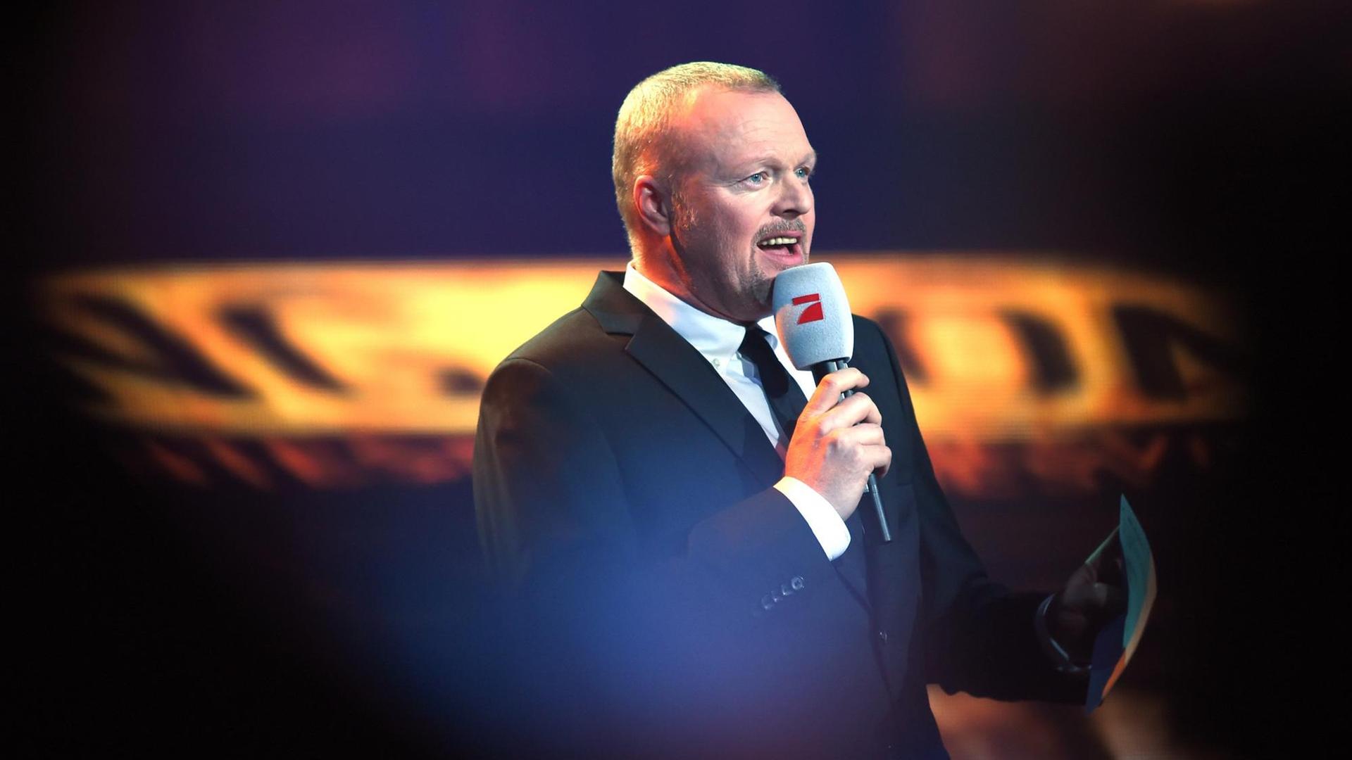 Moderator Stefan Raab steht am 20.09.2014 beim zehnten Bundesvision Song Contest 2014 in Göttingen (Niedersachsen) auf der Bühne. Moderator Stefan Raab steht am 20.09.2014 beim zehnten Bundesvision Song Contest 2014 in Göttingen (Niedersachsen) auf der Bühne.