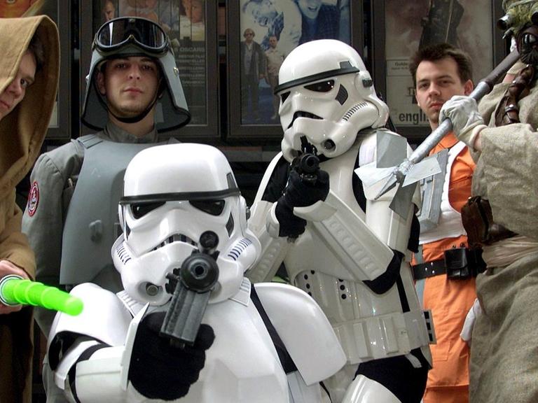 "Star Wars"-Fans in Kostümen der Filmfiguren
