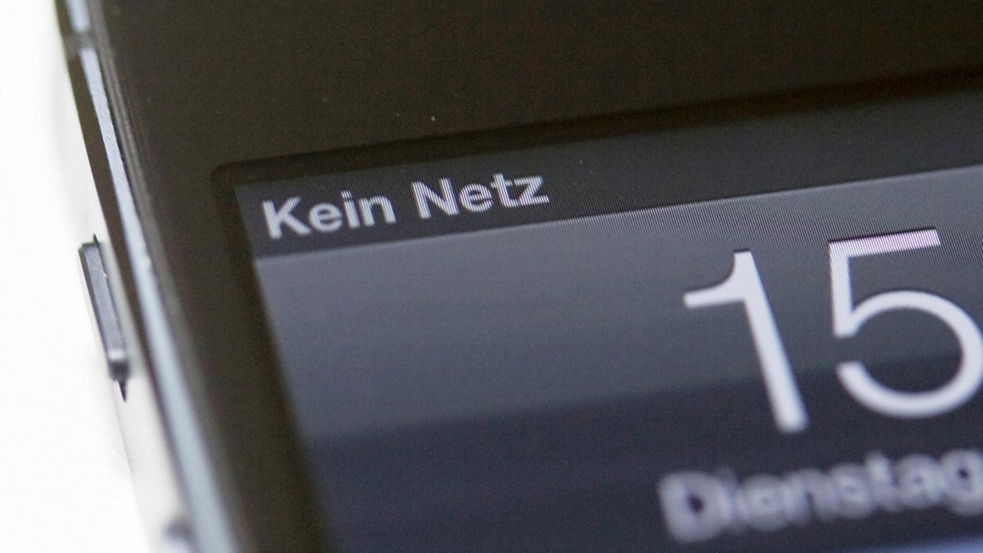 Die Aufschrift «Kein Netz» auf dem Bildschirm eines Mobiltelefons. Die Aufschrift «Kein Netz» auf dem Bildschirm eines Mobiltelefons.
