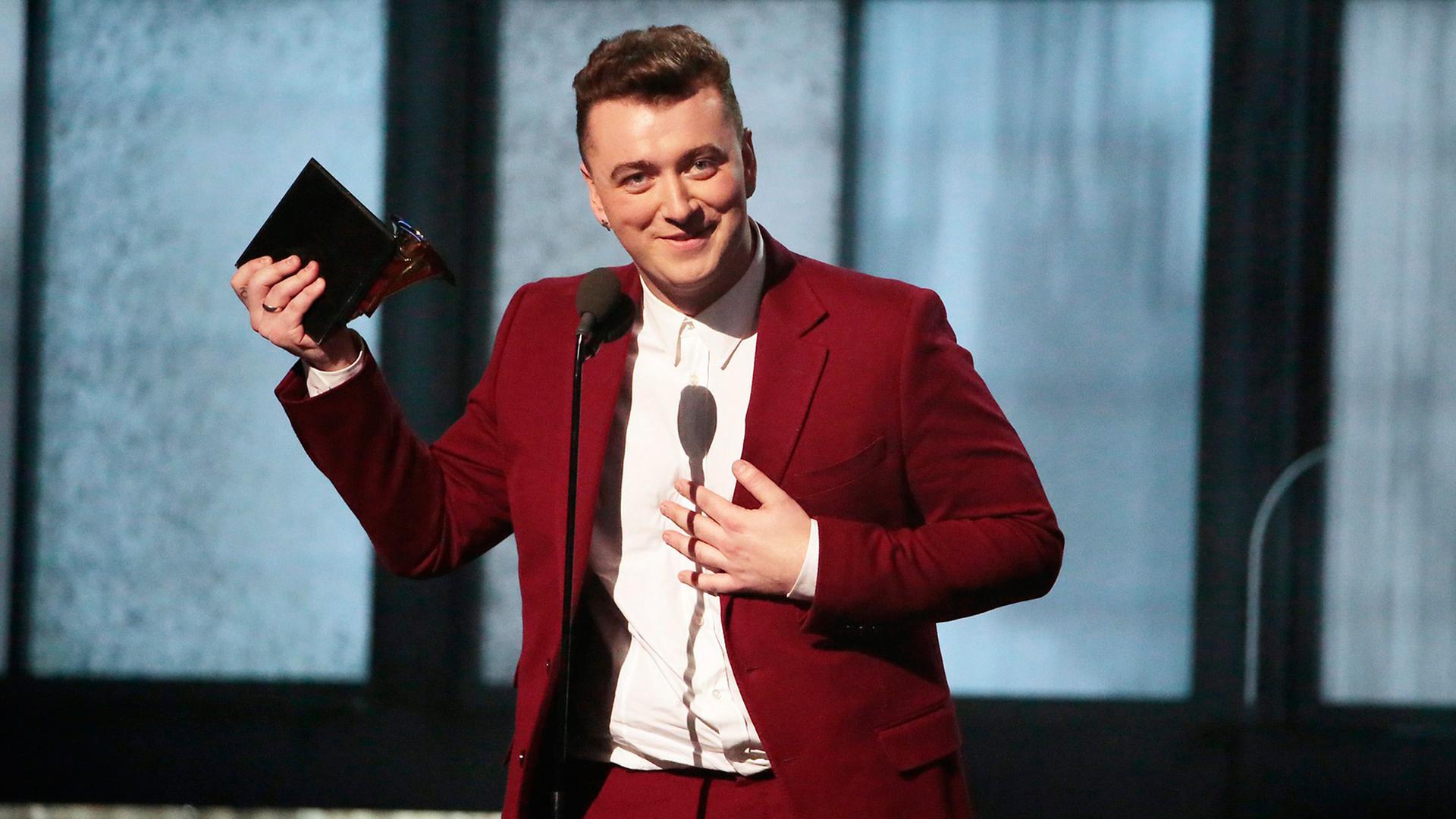 Der britische Sänger Sam Smith freut sich bei der 57. Grammy-Verleihung über seine Auszeichnung als bester Nachwuchskünstler und für die Single des Jahres. Der britische Sänger Sam Smith freut sich bei der 57. Grammy-Verleihung über seine Auszeichnung als bester Nachwuchskünstler und für die Single des Jahres.