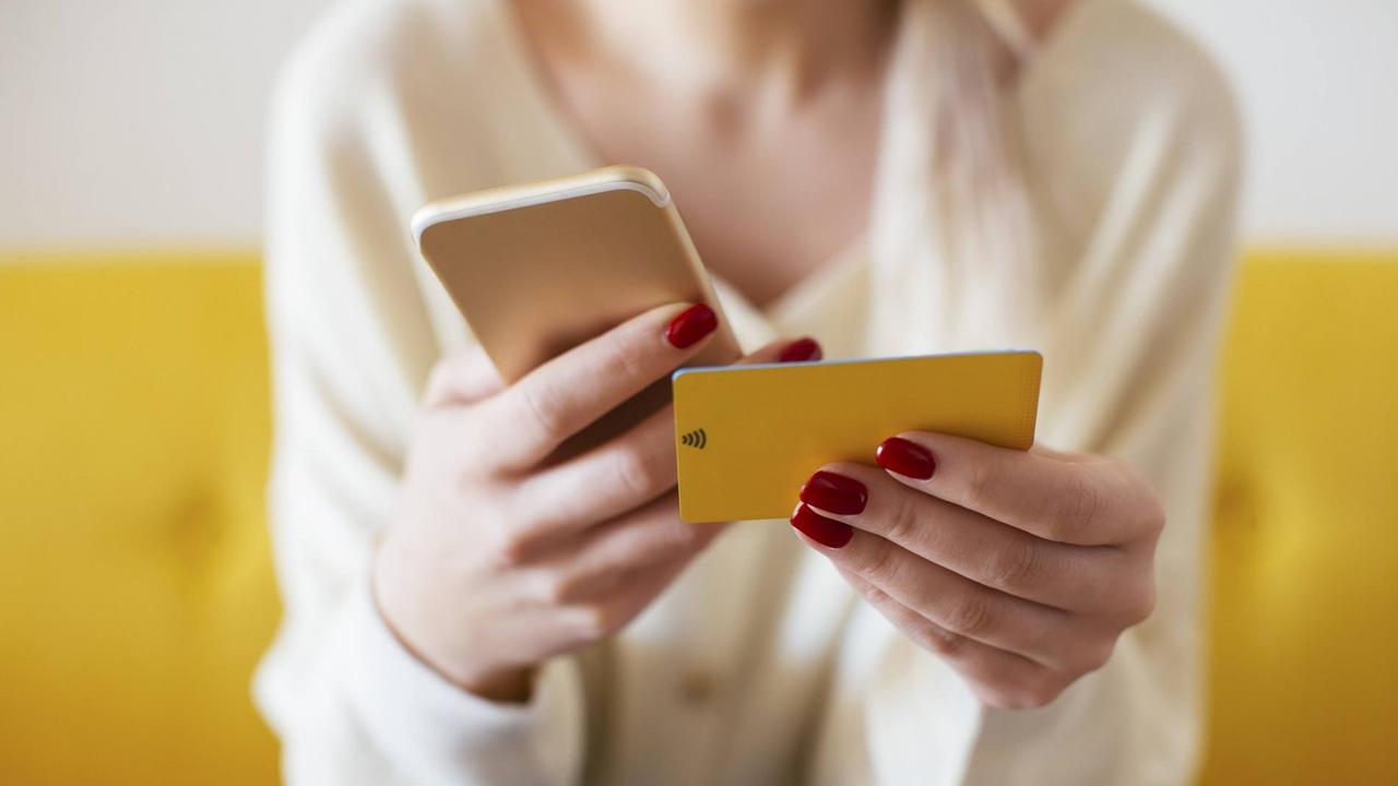 Blonde woman using smartphone and using bank card at home model released Symbolfoto property released PUBLICATIONxINxGERxSUIxAUTxHUNxONLY EBSF02398 Blonde woman using smartphone and using bank card at home model released Symbolfoto property released PUBLICATIONxINxGERxSUIxAUTxHUNxONLY EBSF02398