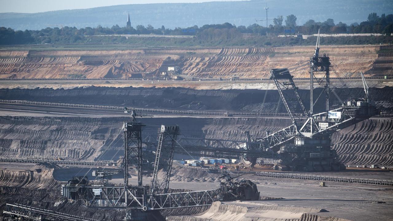 Jüchen: Schaufelradbagger arbeiten sich im Tagebau Garzweiler durch das Erdreich. Jüchen: Schaufelradbagger arbeiten sich im Tagebau Garzweiler durch das Erdreich.