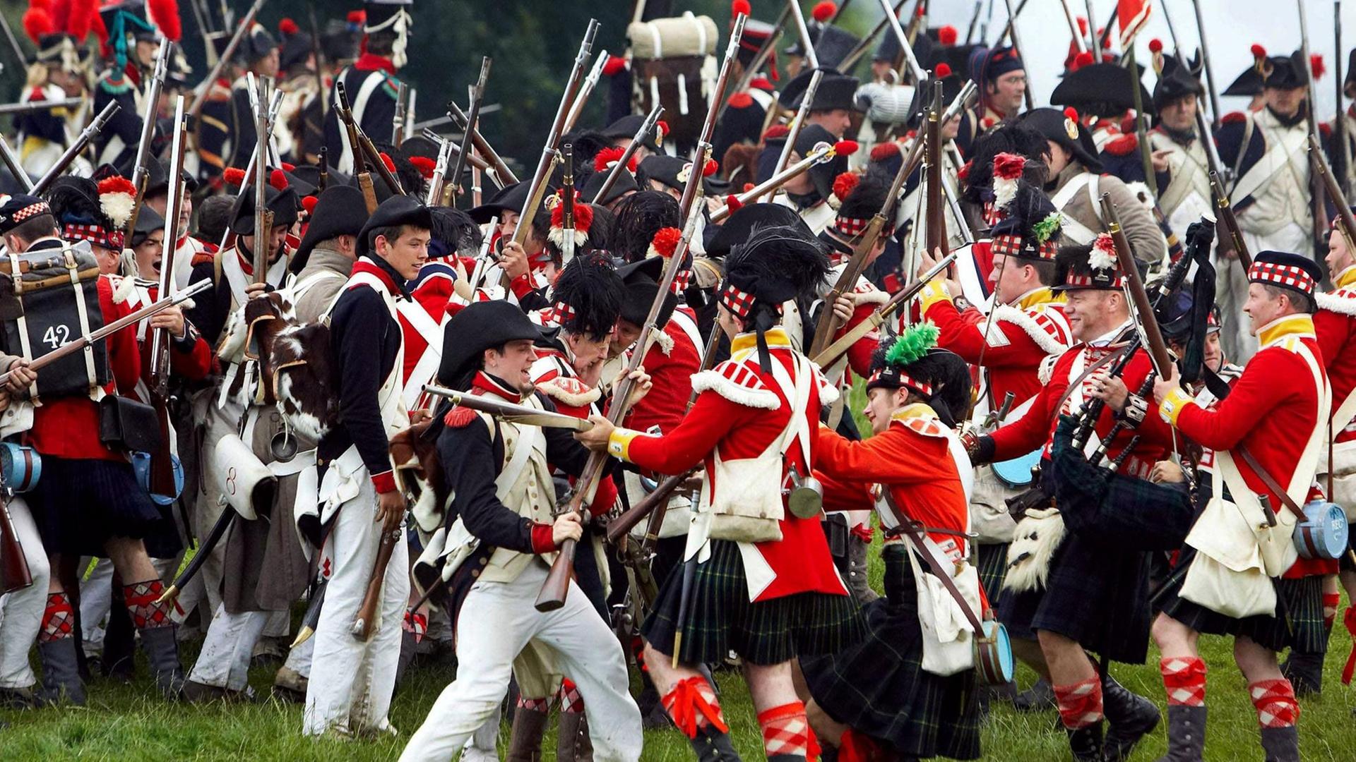 Laien spielen die Schlacht von Waterloo in historischen Kostümen bei Brüssel nach.