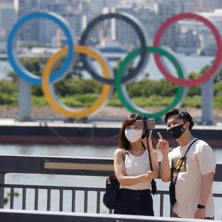 A couple takes a selfie in front of the Olympic Rings in Tokyo, Japan, 23 July 2021. The Olympic Games, Olympische Spiele, Olympia, OS will be held from 23 July to 08 August 2021. The Olympic Games Tokyo 2020 ACHTUNG: NUR REDAKTIONELLE NUTZUNG PUBLICATIONxINxGERxSUIxAUTxONLY Copyright: xKaixFöersterlingx EVE511 20210723-50381ece204d59327052c19caf40b724e304f192