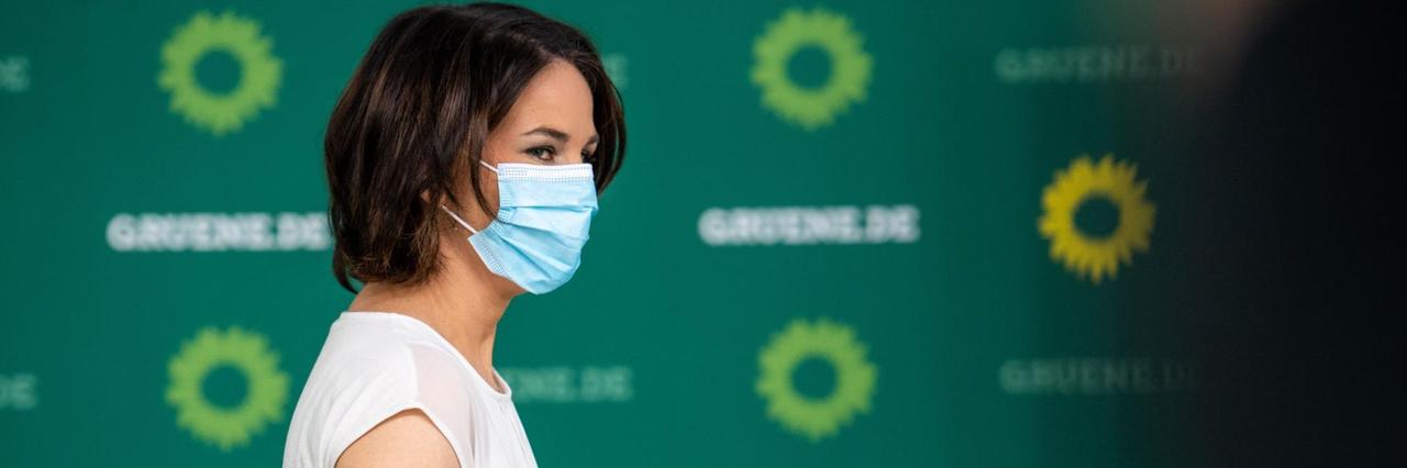Berlin: Annalena Baerbock (Bündnis 90/Die Grünen), Parteivorsitzende und Kanzlerkandidatin, geht nach einer digitalen Pressekonferenz zur Vorstellung eines Impulspapiers für eine nationale Bildungsoffensive. Berlin: Annalena Baerbock (Bündnis 90/Die Grünen), Parteivorsitzende und Kanzlerkandidatin, geht nach einer digitalen Pressekonferenz zur Vorstellung eines Impulspapiers für eine nationale Bildungsoffensive.
