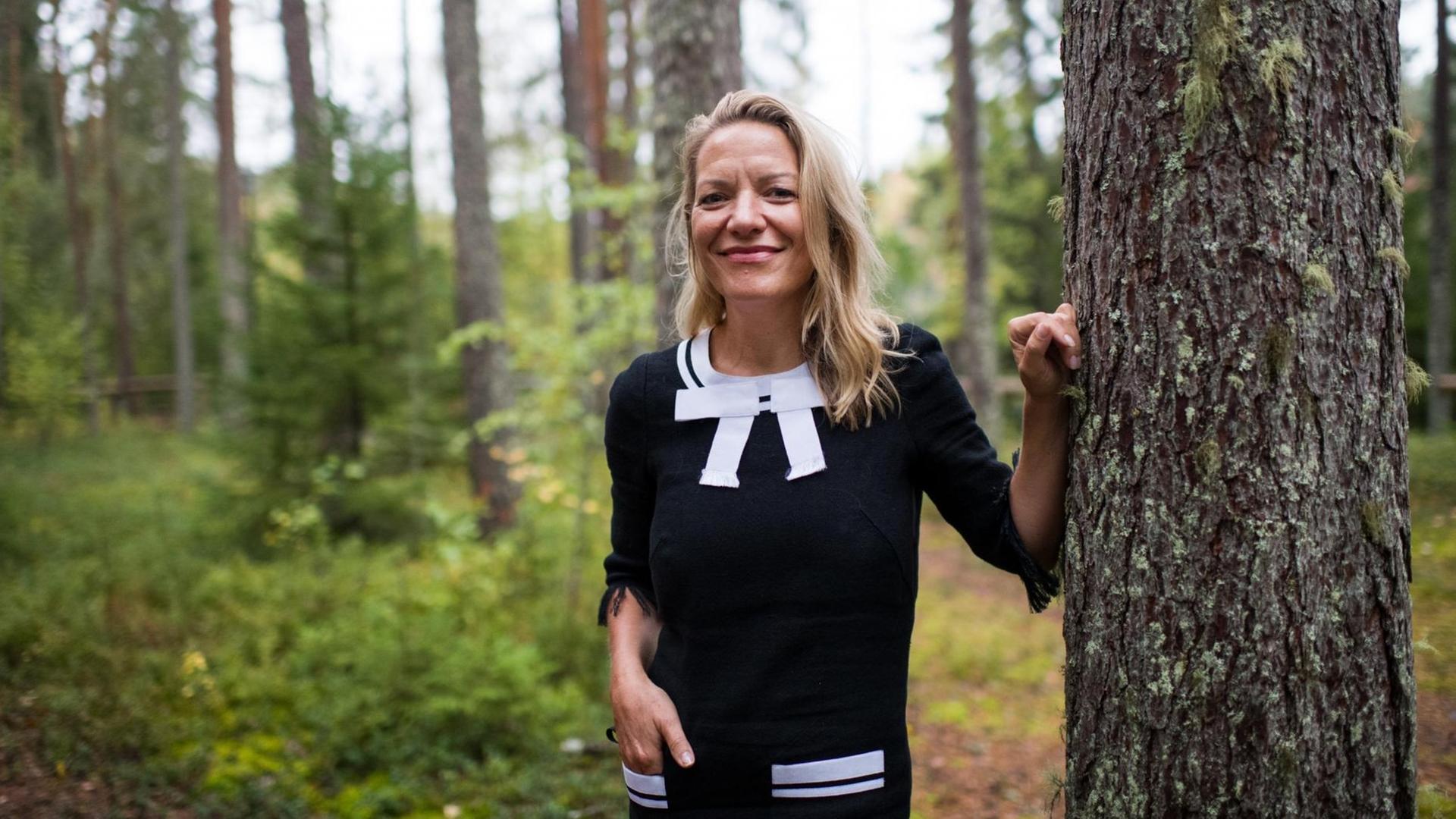 Antje Boetius, Direktorin des Alfred-Wegener-Instituts - Helmholtz-Zentrum für Polar- und Meeresforschung in Bremerhaven, steht am Gästehaus der finnischen Stadt Oulu in einem Wald. Antje Boetius, Direktorin des Alfred-Wegener-Instituts - Helmholtz-Zentrum für Polar- und Meeresforschung in Bremerhaven, steht am Gästehaus der finnischen Stadt Oulu in einem Wald.