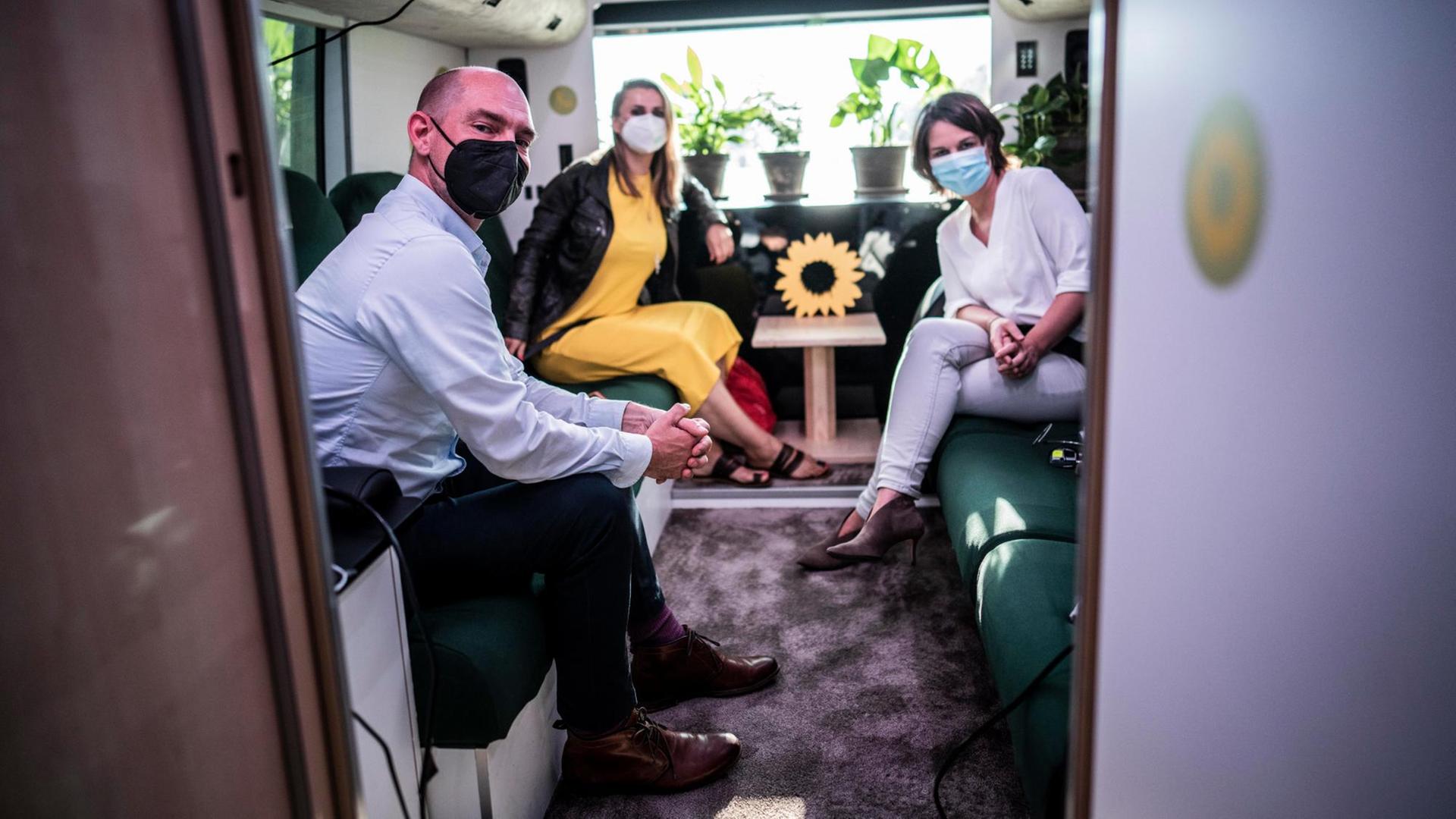 Annalena Baerbock, Jagoda Marinić und Korbinian Frenzel sitzen im Bus der Grünen. Annalena Baerbock, Jagoda Marinić und Korbinian Frenzel sitzen im Bus der Grünen.