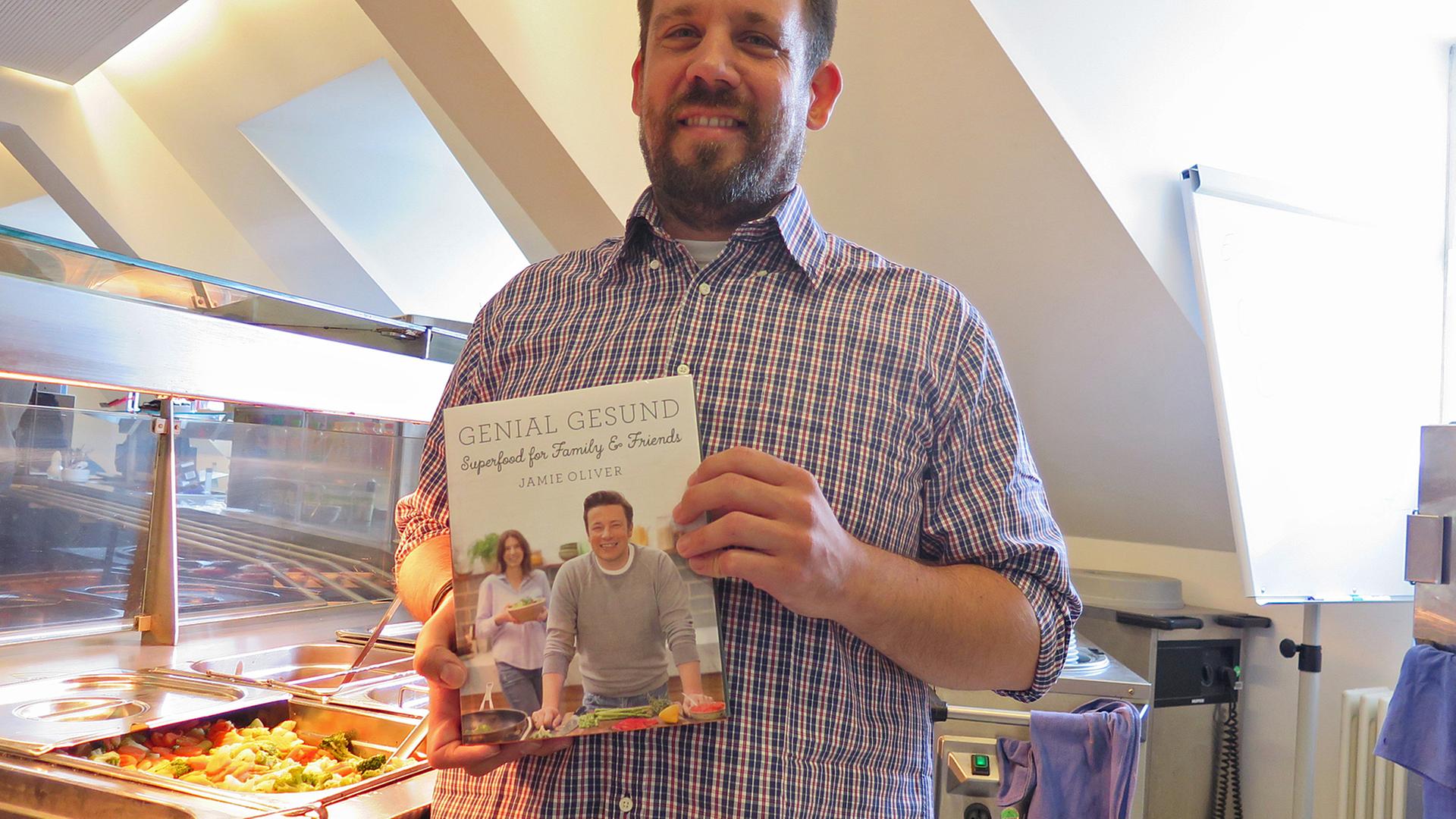 Unser Rezensent Roman Schuckies ist gelernter Koch. Nur folgerichtig, dass er Jamie Olivers Bestseller rezensiert. Unser Rezensent Roman Schuckies ist gelernter Koch. Nur folgerichtig, dass er Jamie Olivers Bestseller rezensiert.
