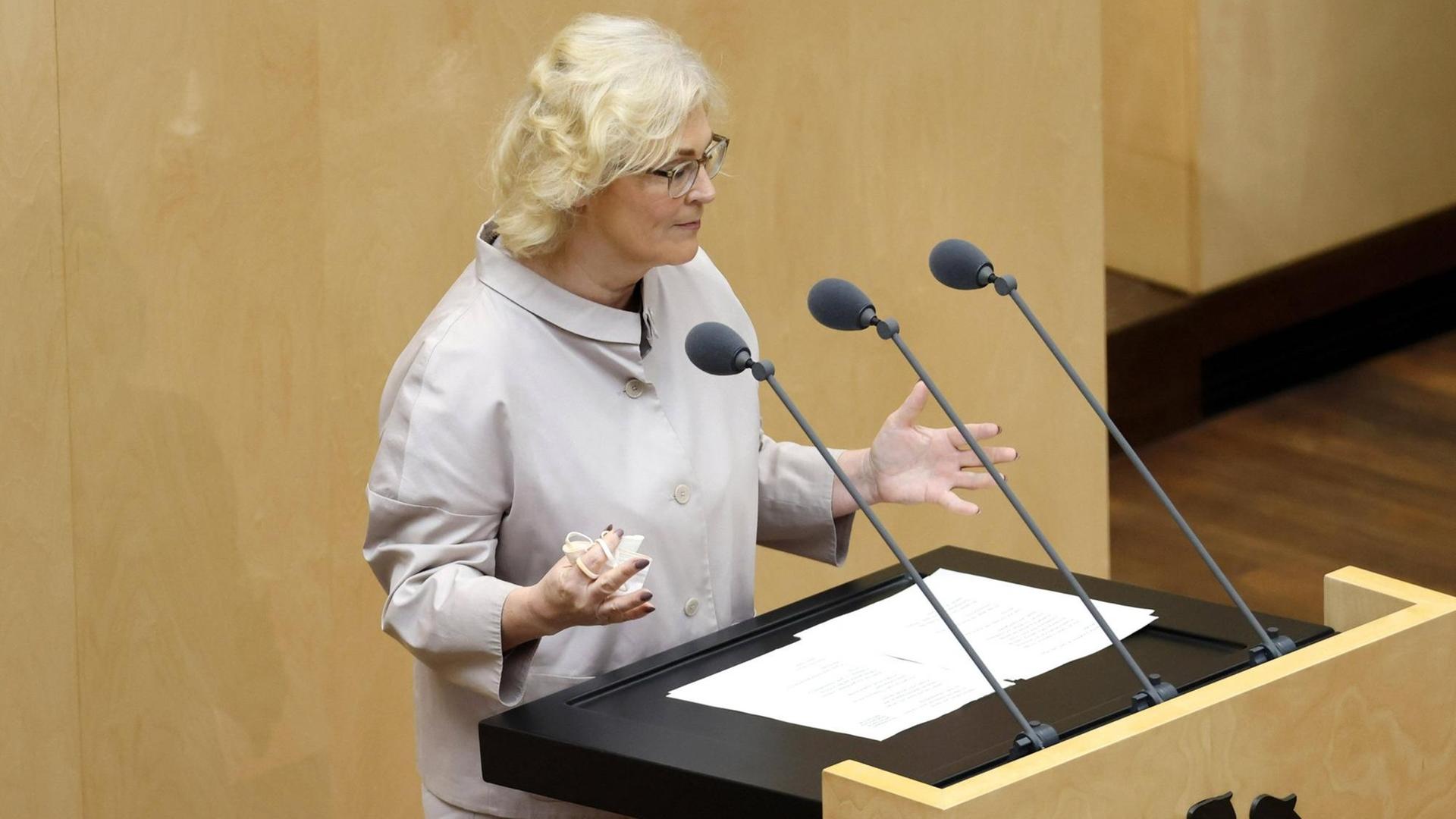 Christine Lambrecht (SPD), Bundesjustizministerin, spricht im Bundesrat.